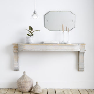 ncienne console murale moulurée.