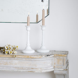 Paire de bougeoirs en opaline