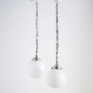 Suspensions lumineuses des années 60. globe opaline