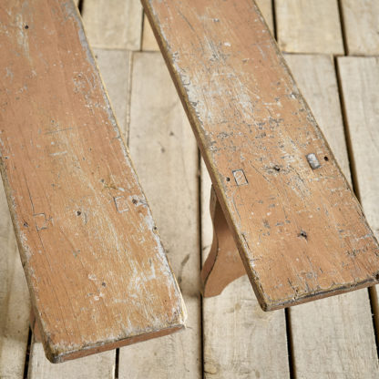 bancs d'école en bois ancien patine rose