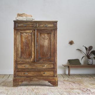 ncienne armoire haute dite 'armoire parisienne' en sapin
