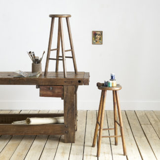 sellette brute tabourets hauts en bois.