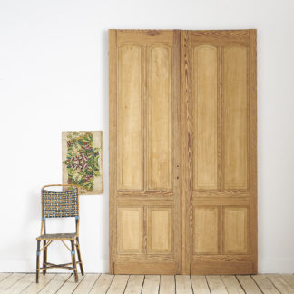 Anciennes portes cloisonnantes en bois de pitchpin.