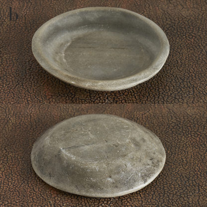 Assiettes à chapatis en pierre marbrière taillée, travail artisanal indien.