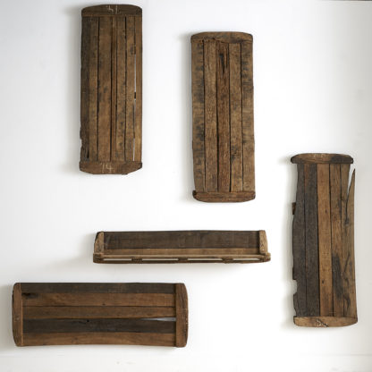 Planches décoratives et étagère primitive