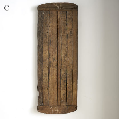 Planches décoratives et étagère primitive