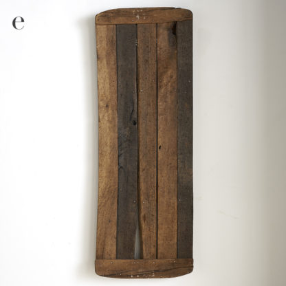 Planches décoratives et étagère primitive