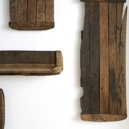 Planches décoratives et étagère primitive