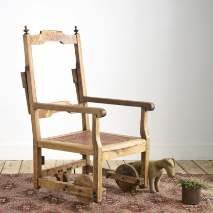 Ancien fauteuil roulant en bois du 19ème siècle