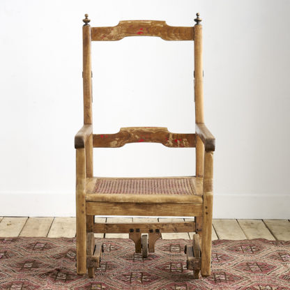 Ancien fauteuil roulant en bois du 19ème siècle