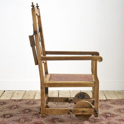 Ancien fauteuil roulant en bois du 19ème siècle
