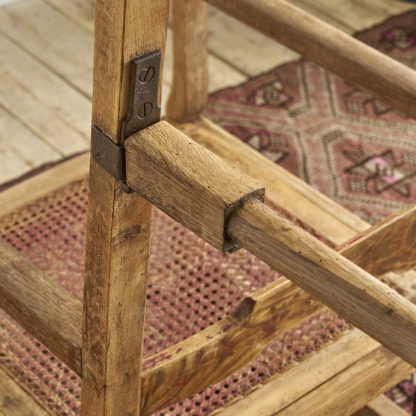 Ancien fauteuil roulant en bois du 19ème siècle