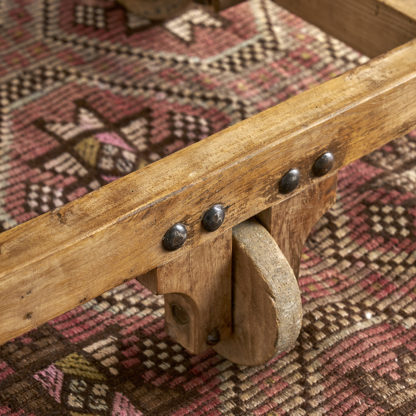 Ancien fauteuil roulant en bois du 19ème siècle