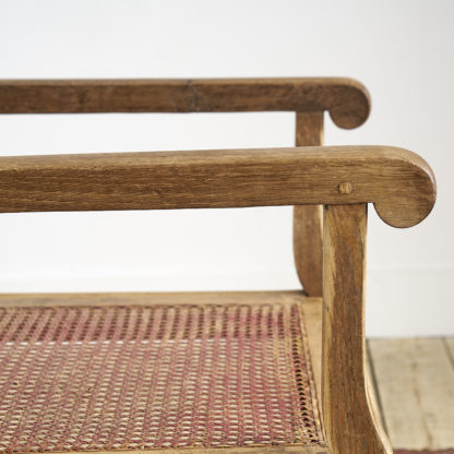 Ancien fauteuil roulant en bois du 19ème siècle