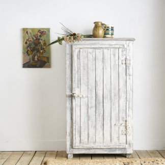 Ancienne armoire d’atelier en bois patiné.
