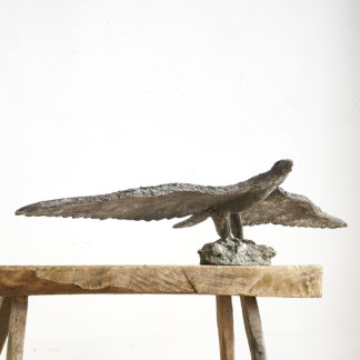 Grand aigle en béton