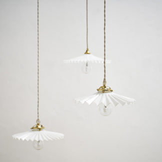 Suspension opaline dentelée