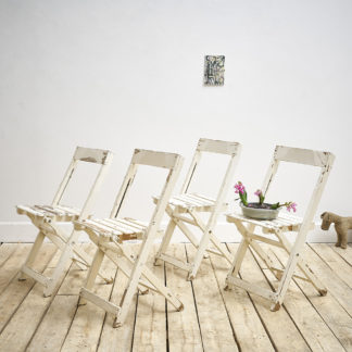 4 chaises de collectivité pliantes en bois.