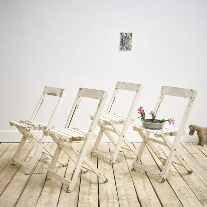 4 chaises de collectivité pliantes en bois.