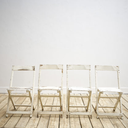 4 chaises de collectivité pliantes en bois.