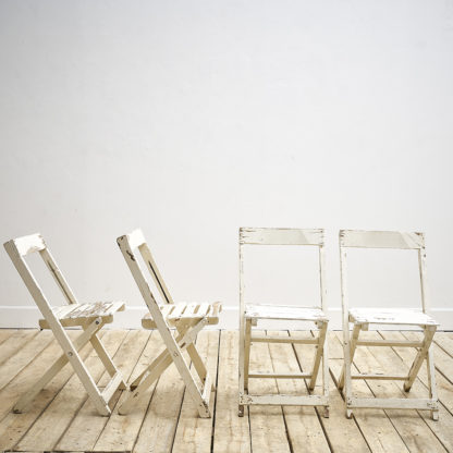 4 chaises de collectivité pliantes en bois.