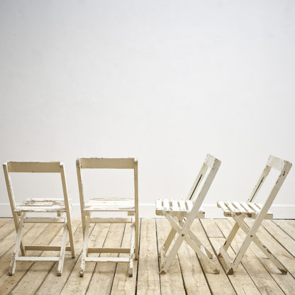 4 chaises de collectivité pliantes en bois.