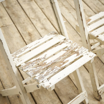 4 chaises de collectivité pliantes en bois.