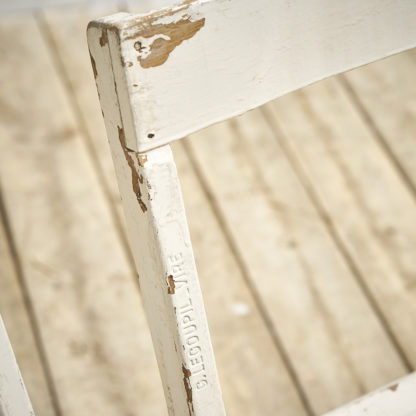 4 chaises de collectivité pliantes en bois.