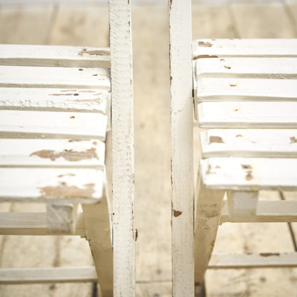 4 chaises de collectivité pliantes en bois.