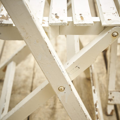 4 chaises de collectivité pliantes en bois.