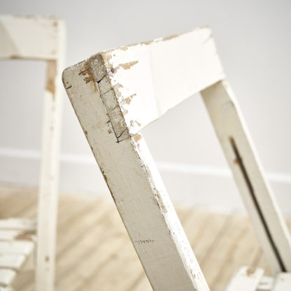 4 chaises de collectivité pliantes en bois.