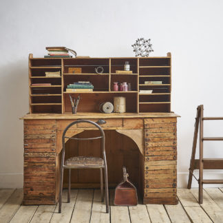 Bureau de quincaillerie