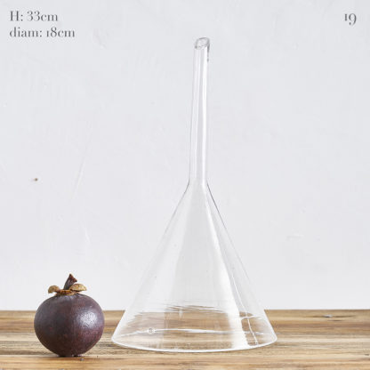 Verrerie De Laboratoire Chimique Avec Fiole Erlenmeyer Vide Sur La Table En  Bois