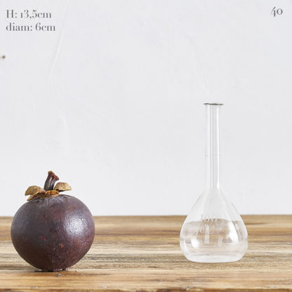 Verrerie De Laboratoire Chimique Avec Fiole Erlenmeyer Vide Sur La Table En  Bois