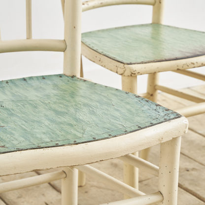 anciennes chaises de bistrot