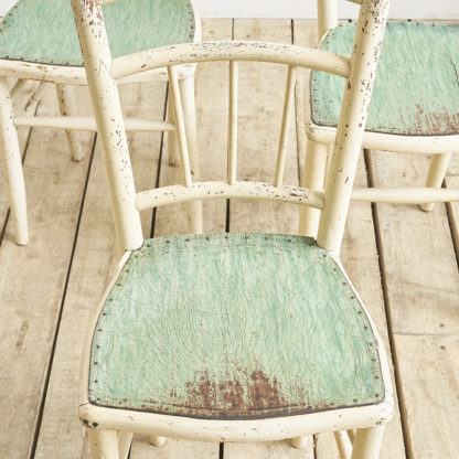 anciennes chaises de bistrot