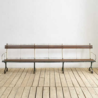 Long banc en métal