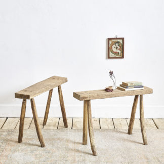 petits bancs primitifs ou chevets en bois