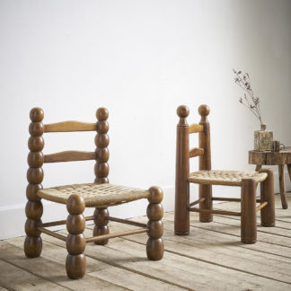 Chaises en bois et cordes
