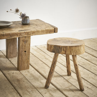 Petit tabouret de traite en bois.