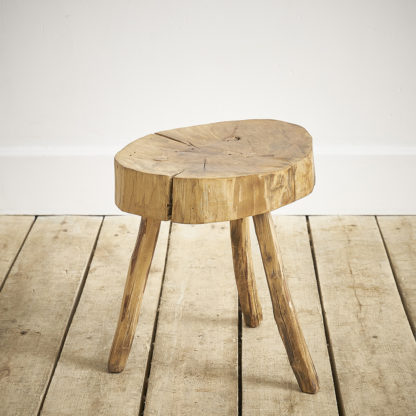 Petit tabouret de traite en bois.