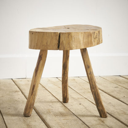 Petit tabouret de traite en bois.