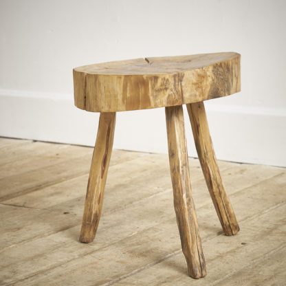 Petit tabouret de traite en bois.