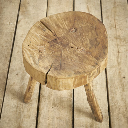 Petit tabouret de traite en bois.