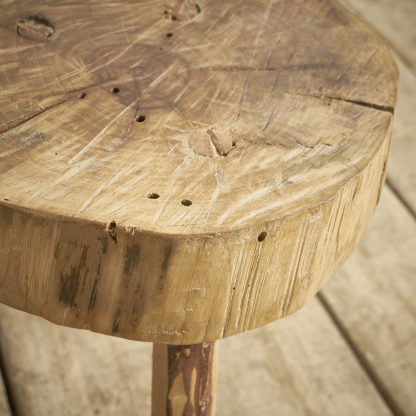 Petit tabouret de traite en bois.