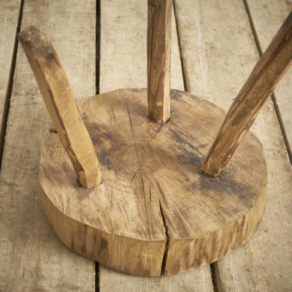 Petit tabouret de traite en bois.