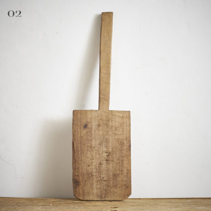 Anciennes planches à pain en bois. Dimensions: 1: 107x33cm - 80e 2: 101x31cm - 80e 3: 112x26cm - 80e 4: 104x21cm - 70e 5: 103x27cm - 70e 6: 108x16cm - 70e