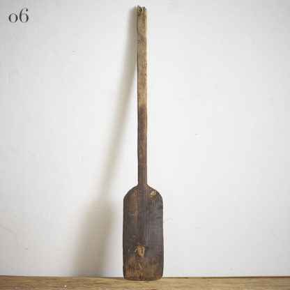 Anciennes planches à pain en bois. Dimensions: 1: 107x33cm - 80e 2: 101x31cm - 80e 3: 112x26cm - 80e 4: 104x21cm - 70e 5: 103x27cm - 70e 6: 108x16cm - 70e