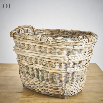 grand panier en osier.