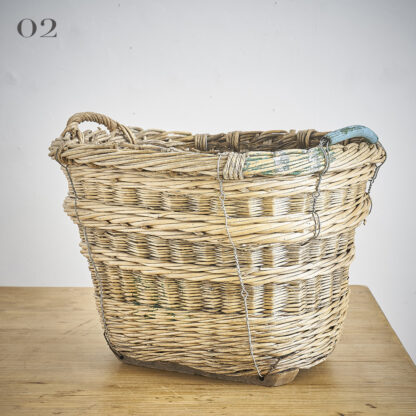grand panier en osier.